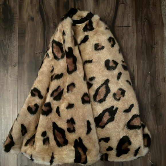 Z Gallerie leopard print Christmas tree skirt and stockings - Picture 6 of 8
